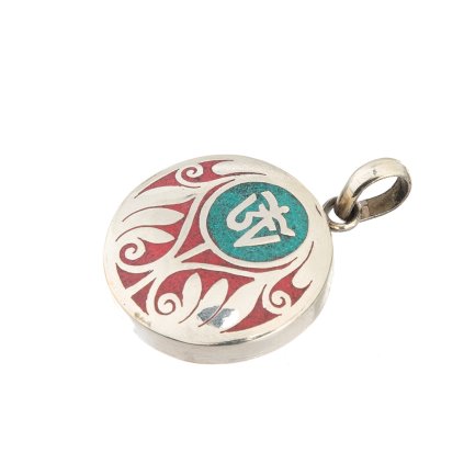 Kovový vykládaný amulet Óm z Nepálu