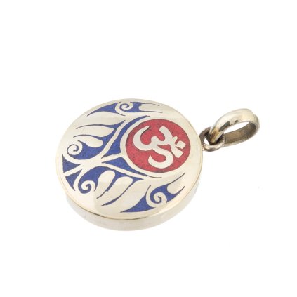 Kovový vykládaný amulet Óm z Nepálu
