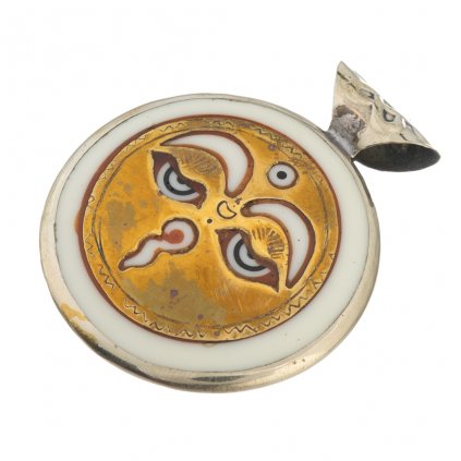 Oboustranný kostěný amulet vykládaný