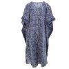 Dlouhý kaftan z umělého hedvábí modrobílý