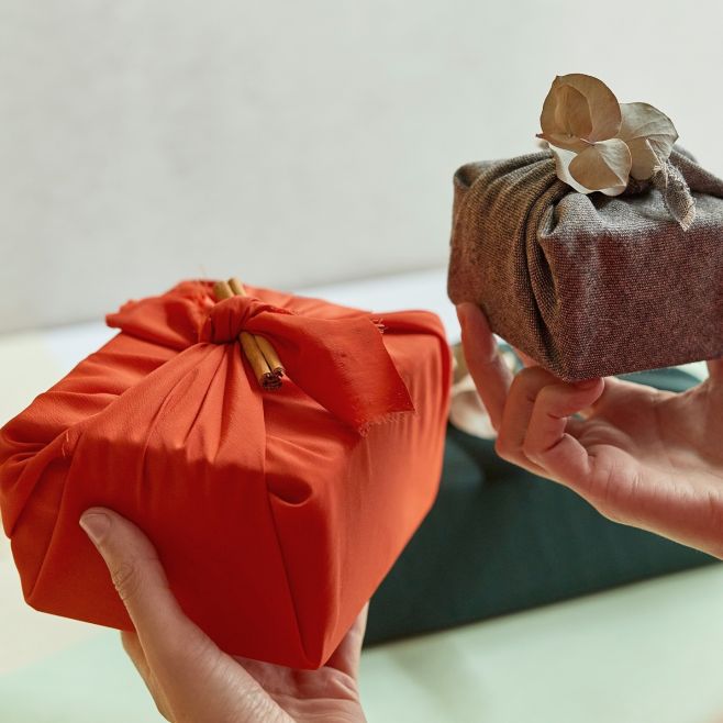 Hledáte udržitelnější způsob balení dárků? 🎁🌱 Zapomeňte na balicí papír a vyzkoušejte kouzelné balení do látek! ✨ U nás na...