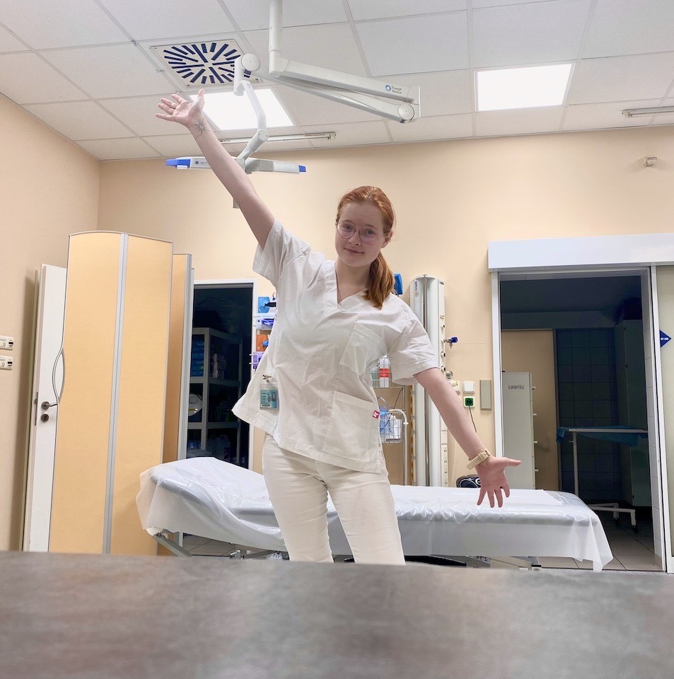 „Nem egy betegséget kezelsz, hanem egy embert, aki szenved tőle” – mondja Anežka Dašková, orvostanhallgató és a zasluncevdusi Instagram-profil szerzője.