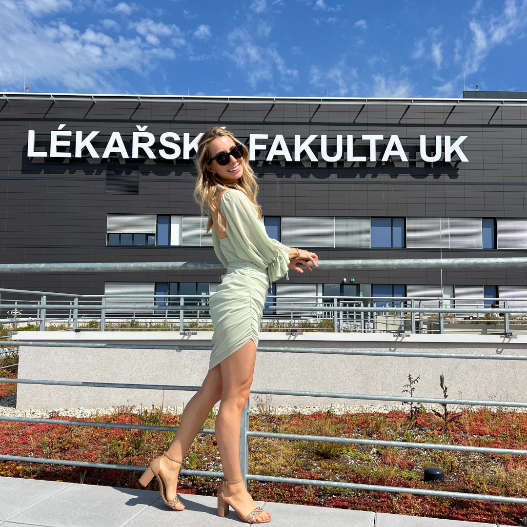 „Én azon kevesek közé tartozom, akik objektíven tudják értékelni a generalisták és a fogorvosok közötti végtelen csatát arról, hogy kinek nehezebb” – mondja Dr. Charlotte Petrova.