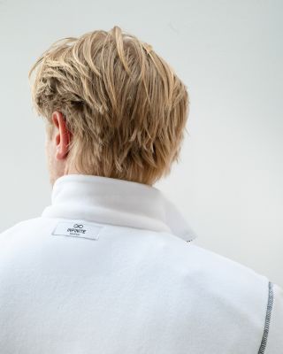 MIKINA, CO MÁ PŘÍBĚH.🇨🇿 Vznikla v české zdravotnické firmě INFINITE MedStyle. Navrhovali ji bývalí medici, dnes už lékaři,...