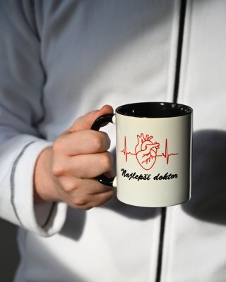 ZA KAŽDÝM TITULEM JSOU ROKY ODHODLÁNÍ.🎓 Některé okamžiky si zaslouží víc než jen gratulaci. Ať už vybíráte drobnou...