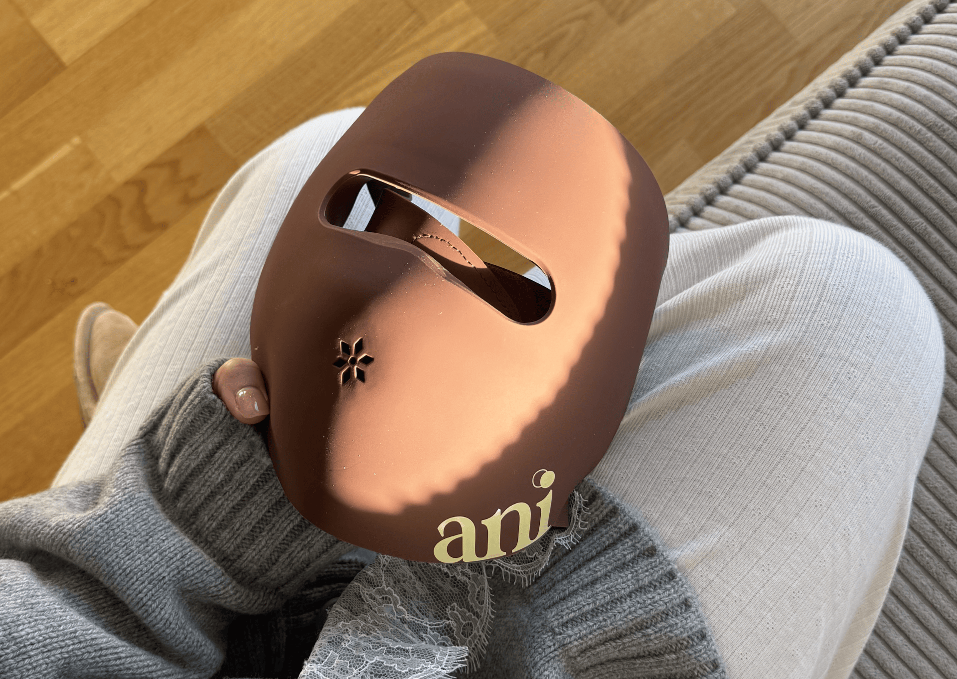 LED masky na pleť: jak fungují a proč je miluje moderní skincare