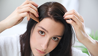 Ako sa starať o citlivú pokožku hlavy a predchádzať lupinám