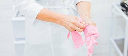 Ako si navliecť nitrilové a latexové rukavice