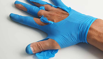Jak správně nasadit nitrilové a latexové rukavice?