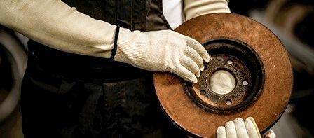 Jednorazové vs. opakovane použiteľné automobilové rukavice