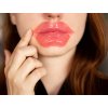 kolagenova maska na rtech divky