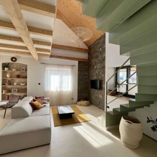 Už jsem našla novou barvu, která by se mi líbila na schody. 😅 To přišlo brzo, co? 🫣 #interierovydizajn #interiér #schody...