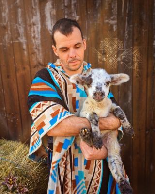 Čistá vlna. Čistá příroda. 🌿 Jirka v našem ponču ze 100% vlny, které vzniklo v rukou ekvádorských tkalců v dílně...