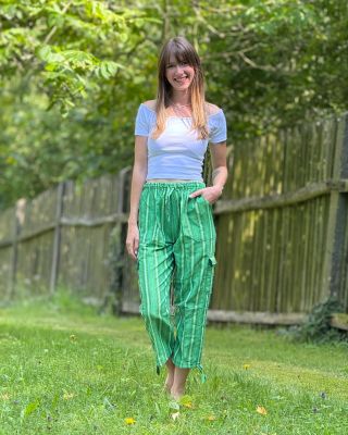 👖 Kalhoty, co vypadají jako pohodlí — protože jsou. Sedí. Neškrtí. Bez laclů, bez kompromisů. Tkané a ručně šité v...