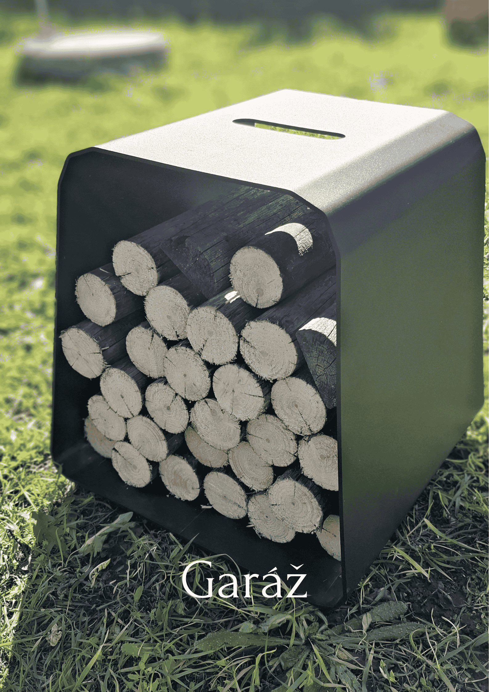 „Kovový stojan na dřevo v moderním designu – praktické řešení pro garáž nebo dílnu od INKOL.cz.“