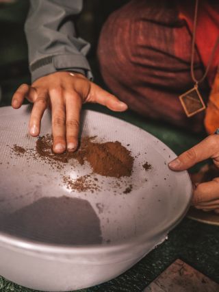 Příprava medicíny Rapé🐍🔥🌿 Původní kmeny Amazonie vyrábějí Rapé jako posvátnou medicínu, která se používá po staletí při...