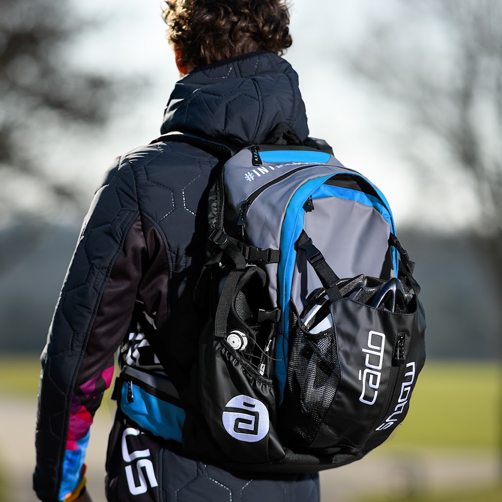 waterflow_gear-bag_cyan_walk