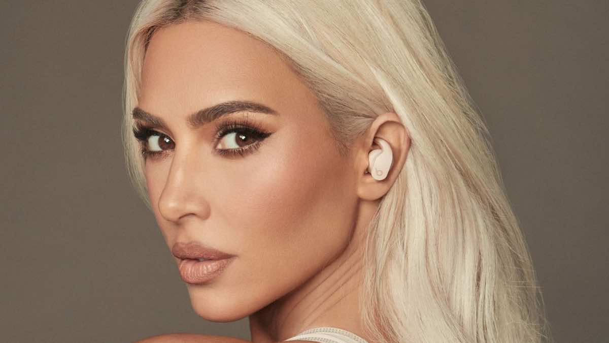 Apple se spojil s Kim Kardashian vytvořily úžasná sluchátka Beats Fit Pro