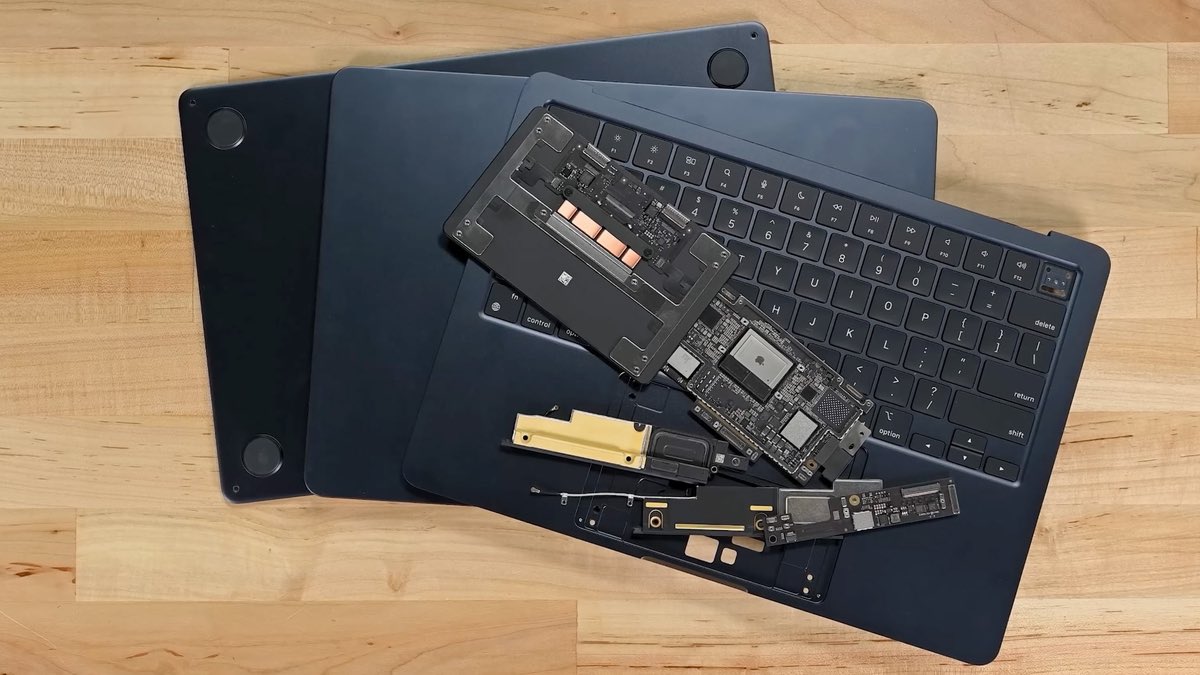 Așa arată noul MacBook Air 2 dezasamblat. Observați acest lucru pe el