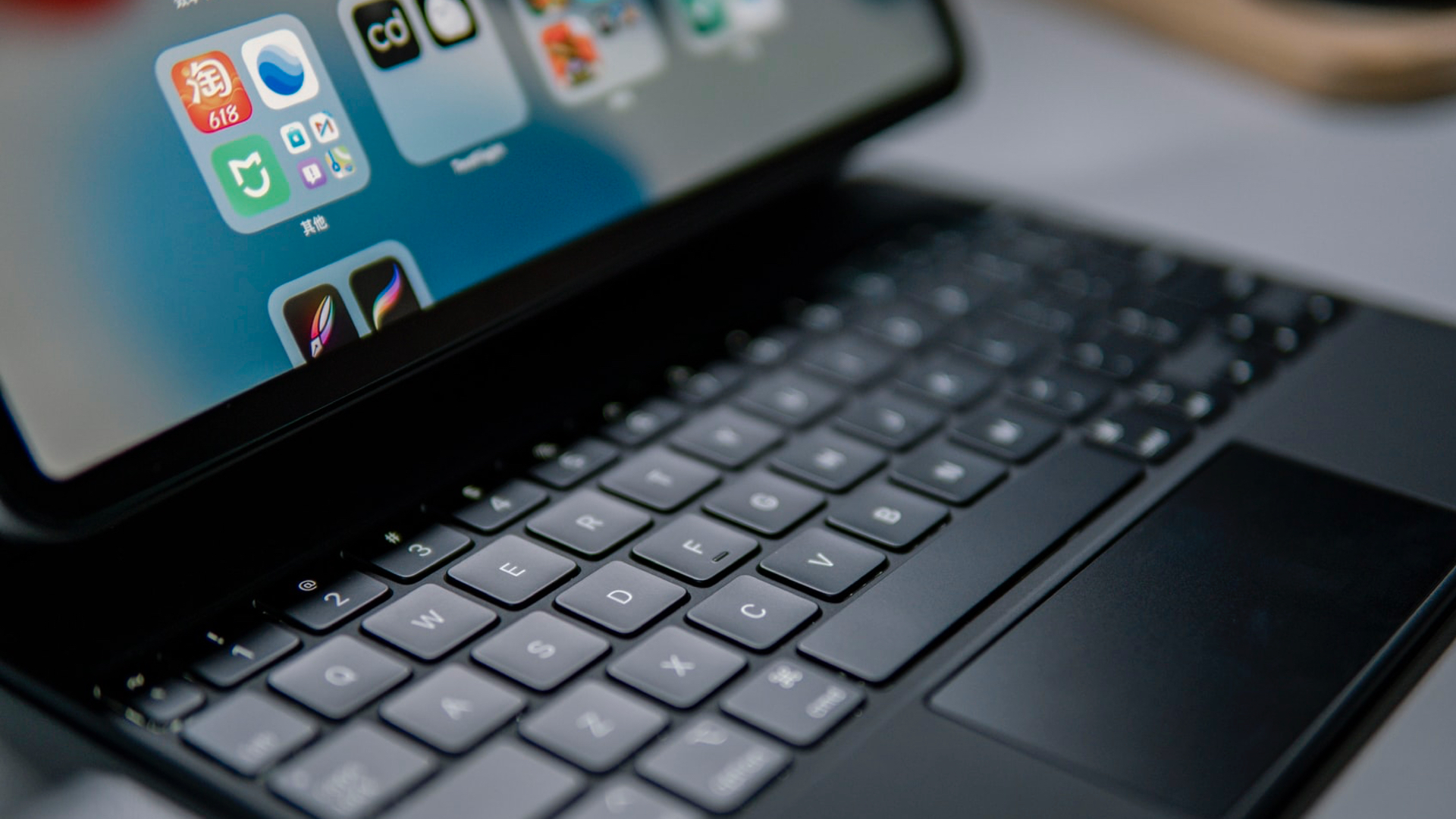 Tieto skratky na Magic Keyboard pre iPad by mal poznať každý