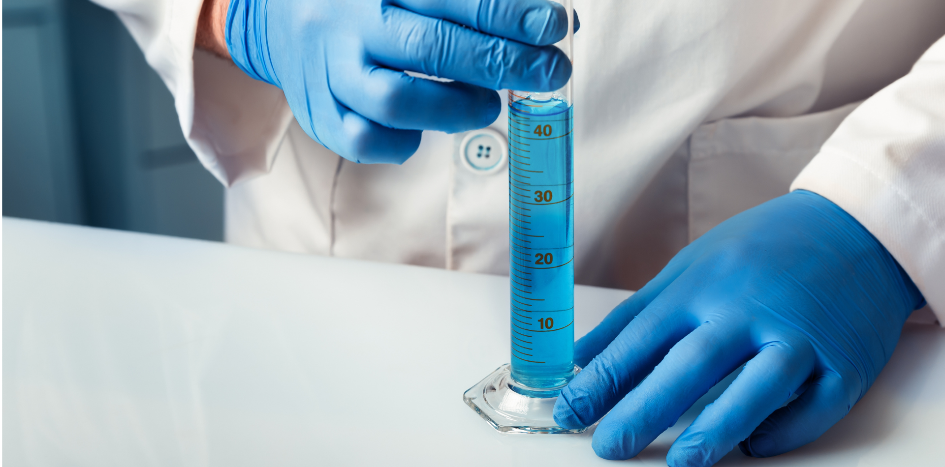 Použitie sklenených a plastových odmerných valcov v praxi