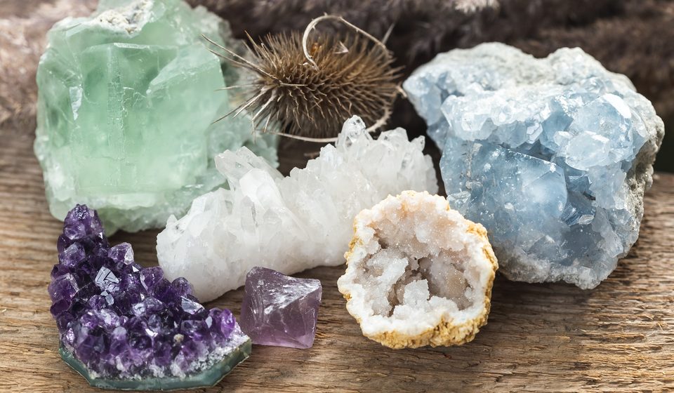 Surové minerály: ametyst, fluorit, celestin a křišťál