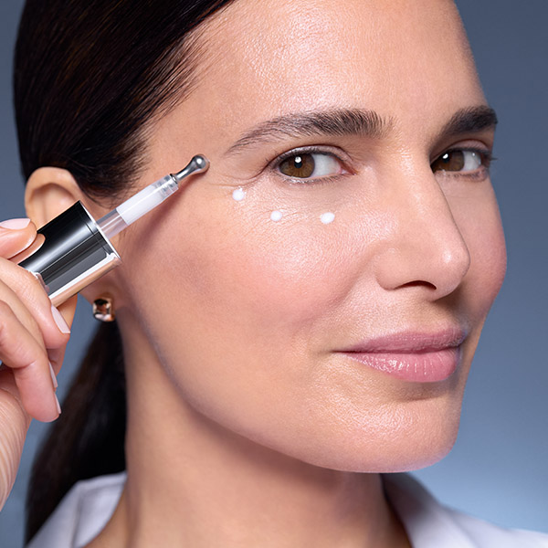 Objavte AGE PROTEOM™ EYE SERUM: Cielená akcia pre spevnenie a rozšírenie očnej kontúry