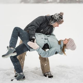 Zima umí být mrazivá… ale když se smějete, zahřeje víc než jakýkoliv kabát ❄️🤍 Tanec není jen o parketu. Je o tom, že se...
