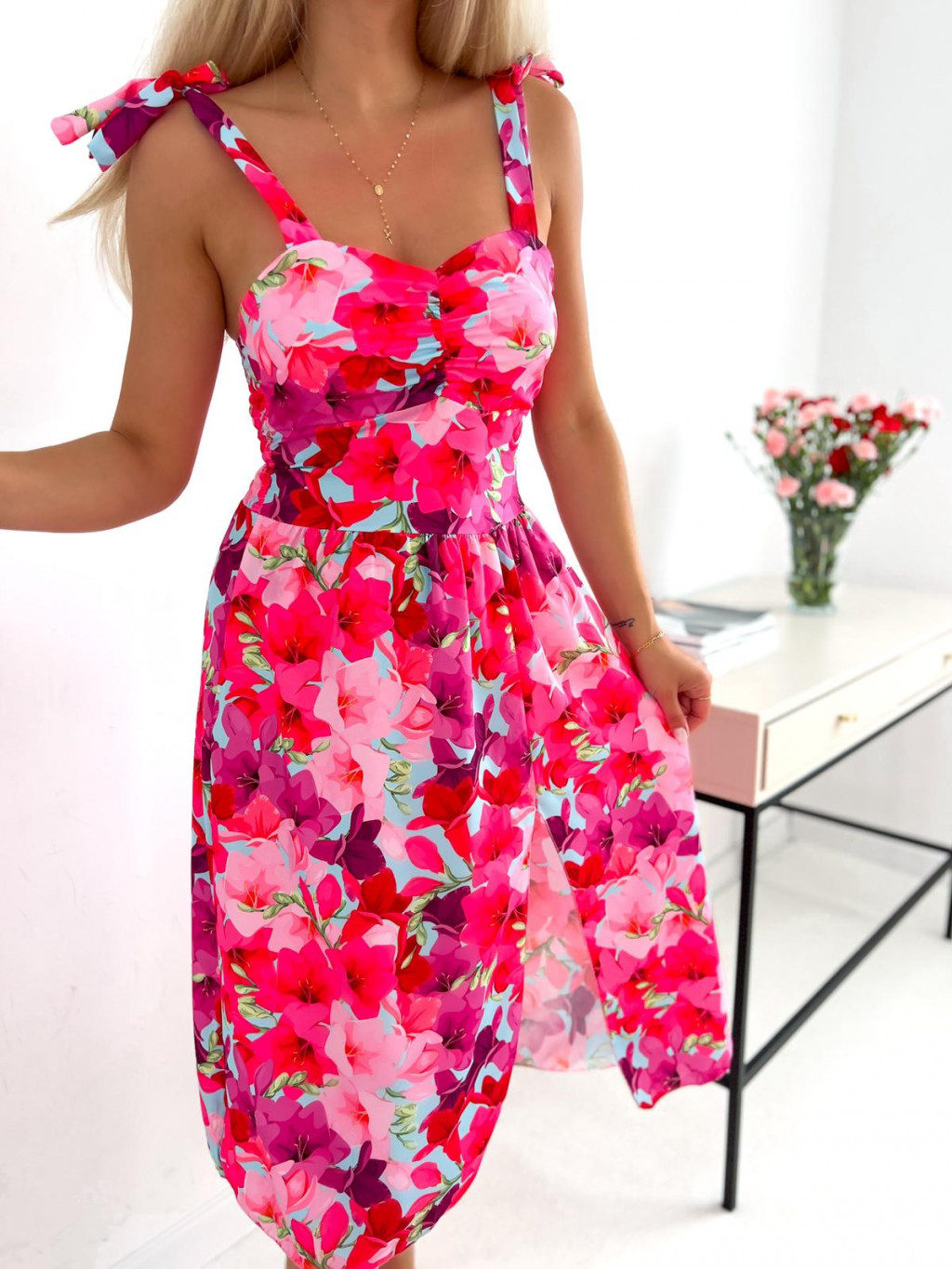Letné kvetované šaty na ramienka Iboya - ružové magenta