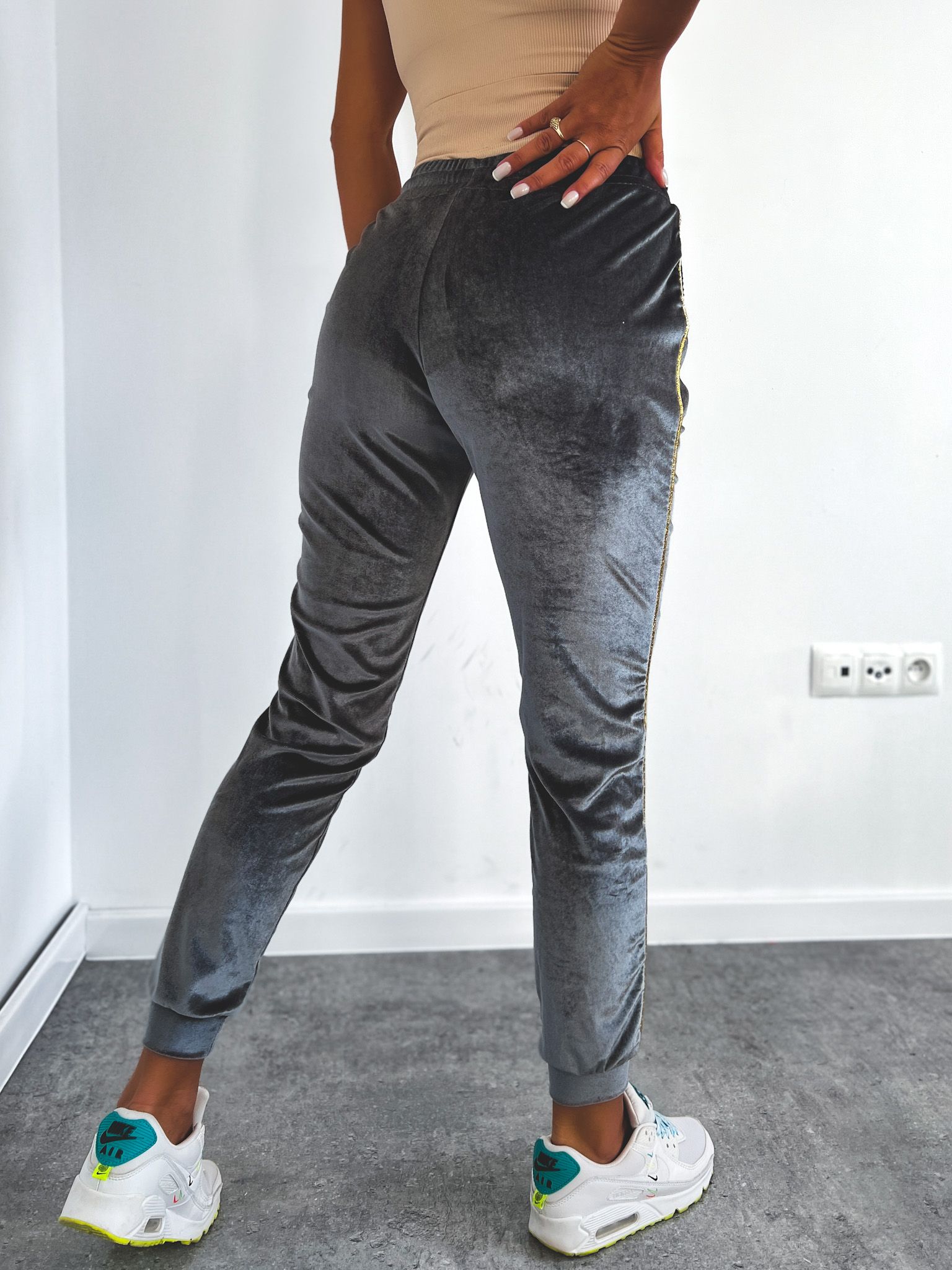 Velúrové tepláky Katy – sivé Veľkosť: L