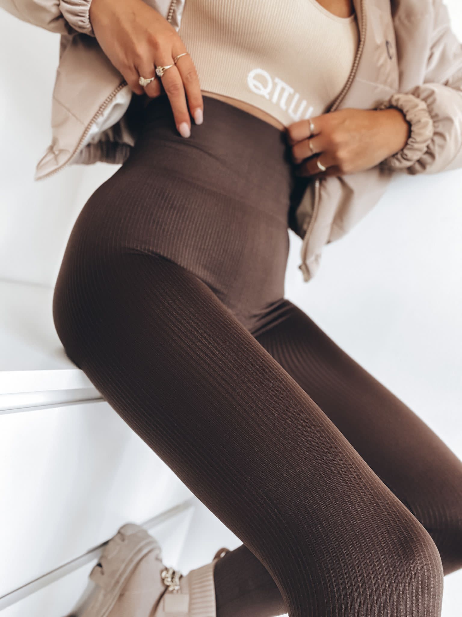 Rebrované legíny Salson – tmavohnedé Veľkosť: M/L