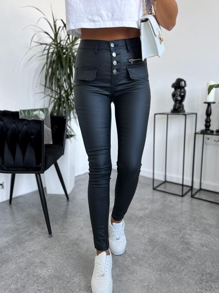 Elastické koženkové nohavice Kim – čierne Veľkosť: L