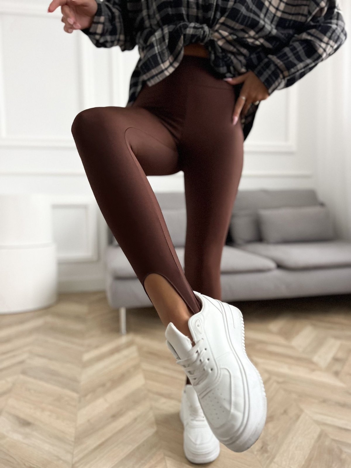 Lesklé legíny Saxtie – hnedé Veľkosť: Univerzálna