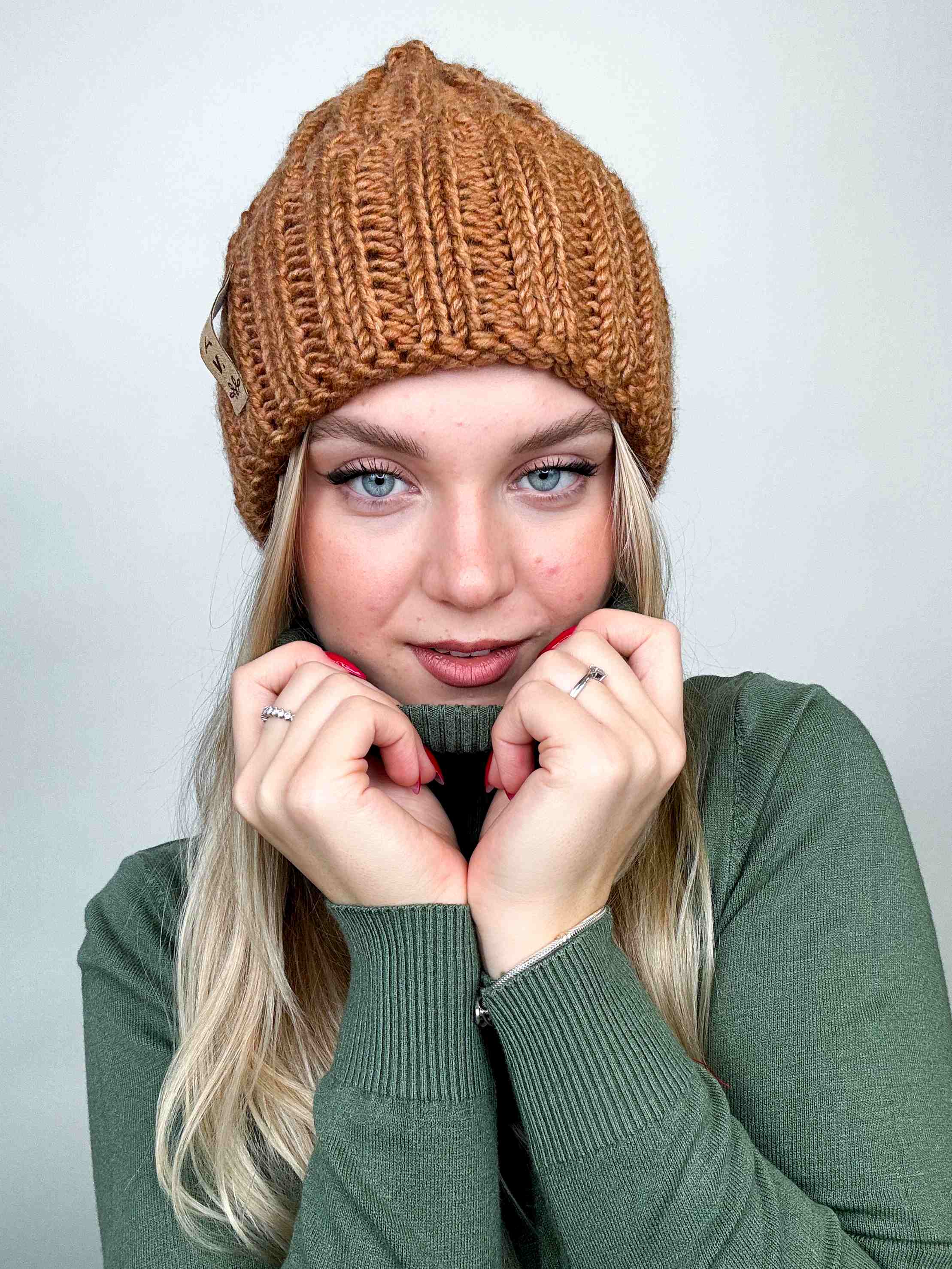 Dámska pletená čiapka Volan – camel