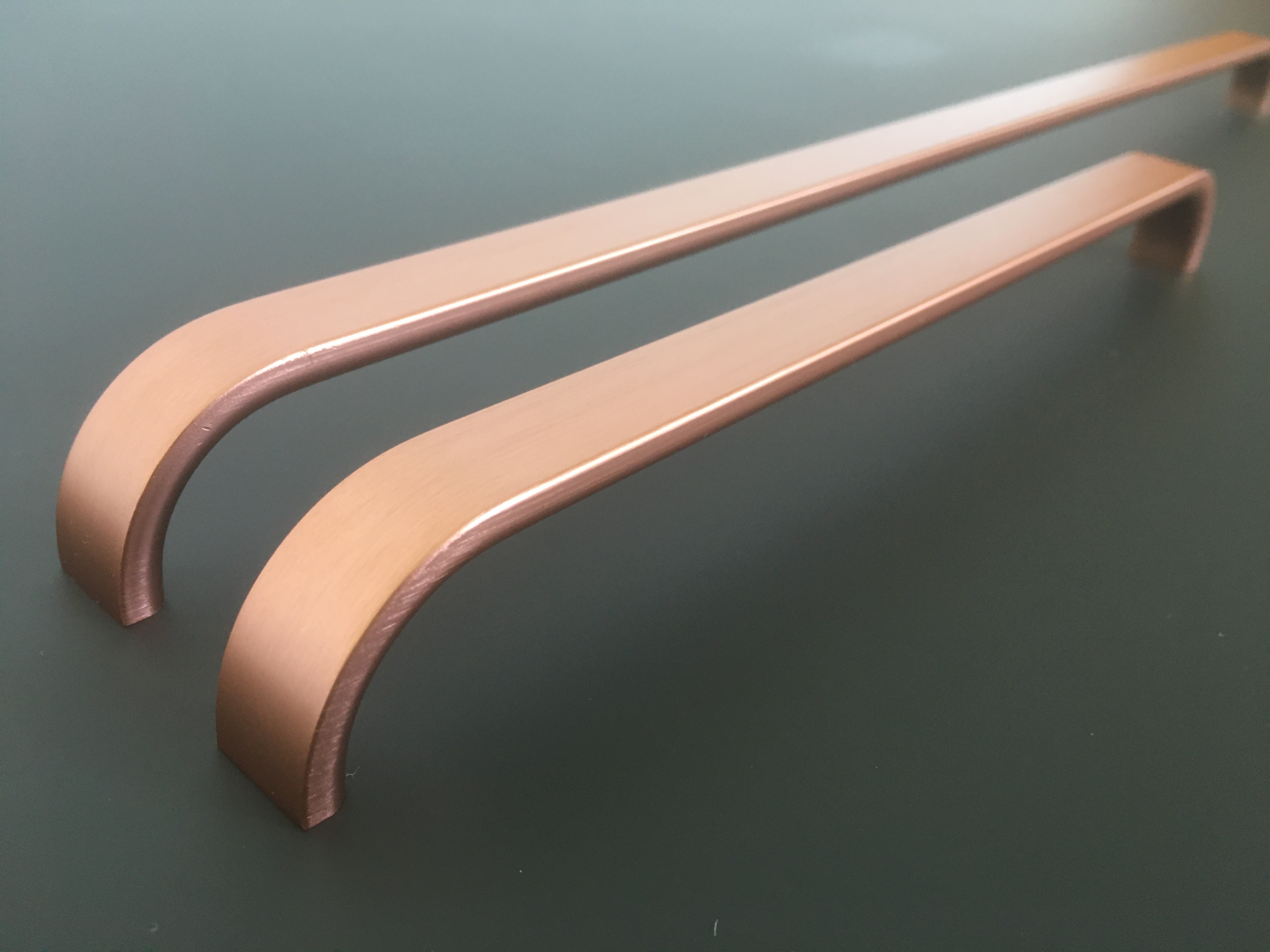 Novinky ze světa úchytek - trendy broušené povrchové úpravy