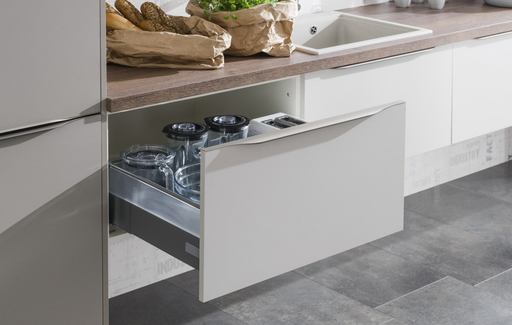 Elegantní a nadčasové hranové úchytky pro nábytková dvířka