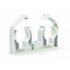 Dvojpríchytka na potrubie, s klipom, biely plast - 2x22mm