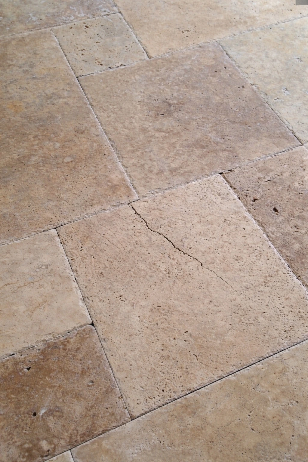 Travertin venku? Pouze ve 3 cm – proč je 12mm dlažba risk