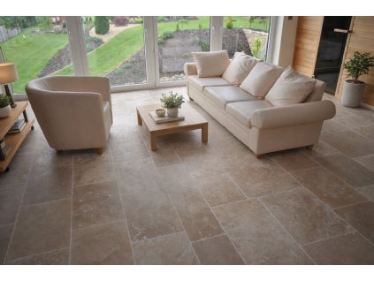 Dlažba z travertinu v domácím wellness