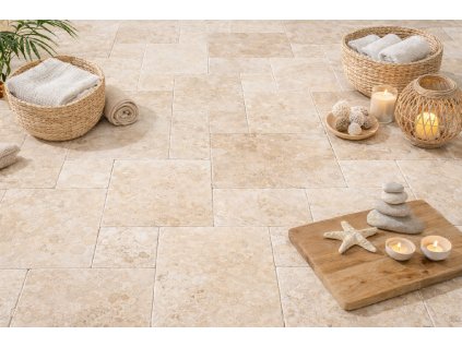 Světlo a přírodní detaily na dlaždicích