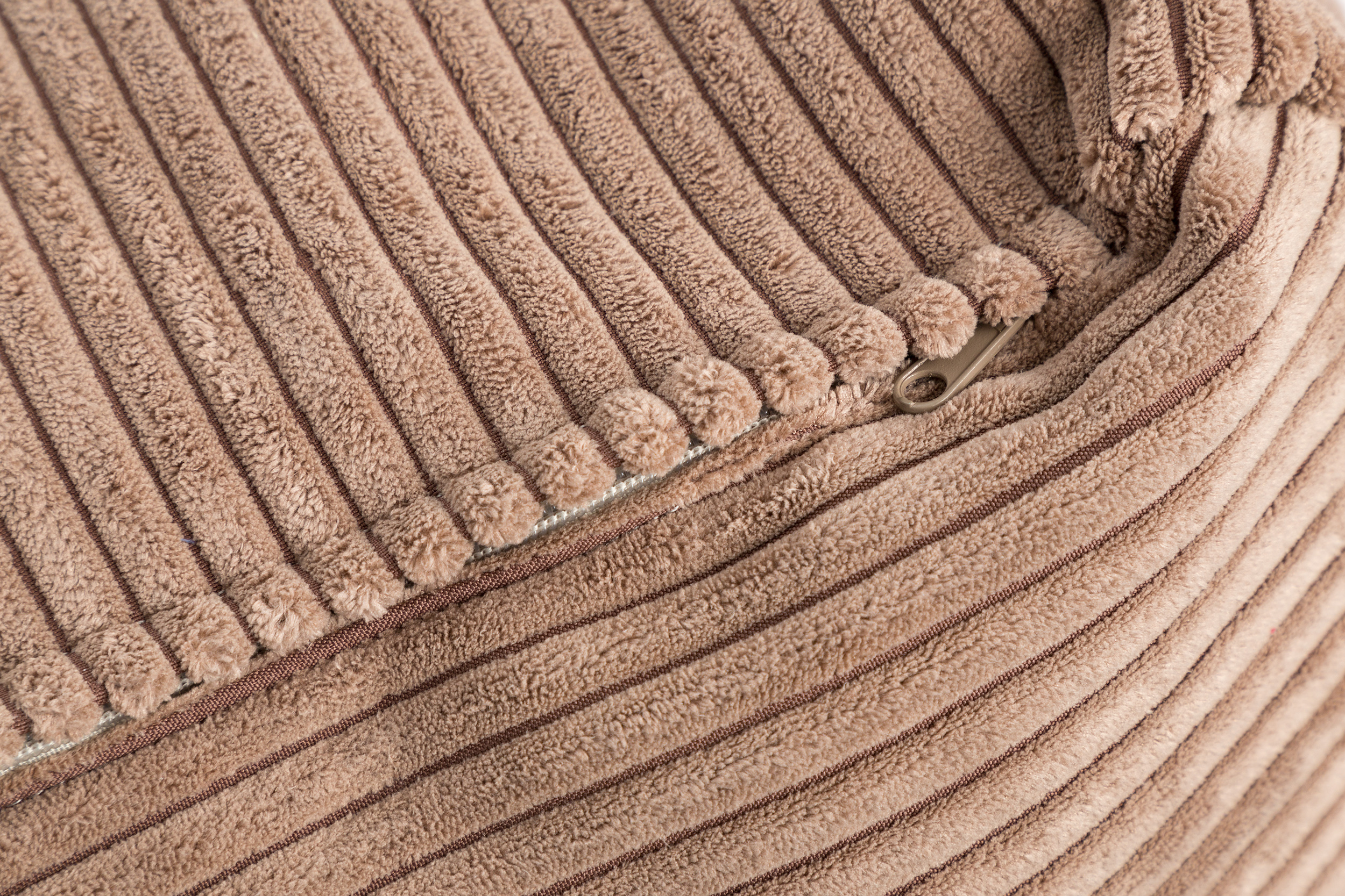 Detail rebrovaného menčestrového materiálu sedacieho vaku Keiko M
