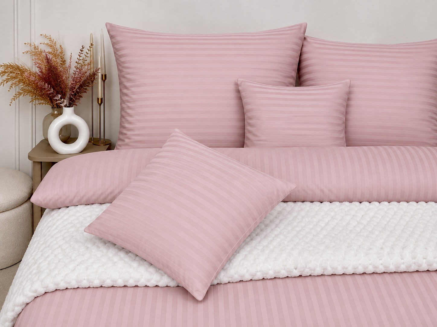 Detail ruzovych damaskovych obliecok Premium 140 g m2