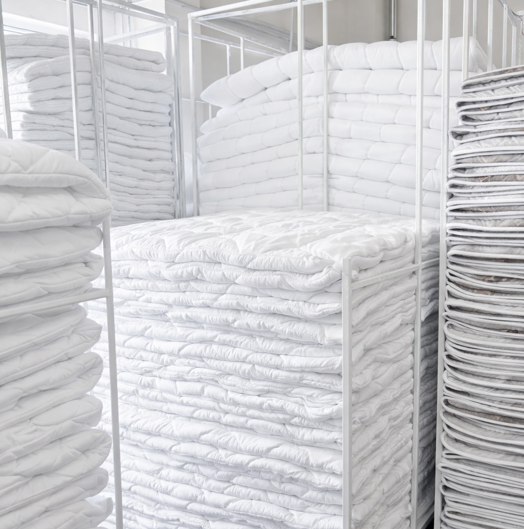 Ručné došívanie paplónov a vankúšov po strojovom zošití – finálne spracovanie a kontrola kvality