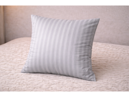 Sivá damašková obliečka na vankúš 40x40 cm s prúžkovým vzorom – hotelový štýl