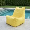 Žltý sedací vak Solid Outdoor pri bazéne