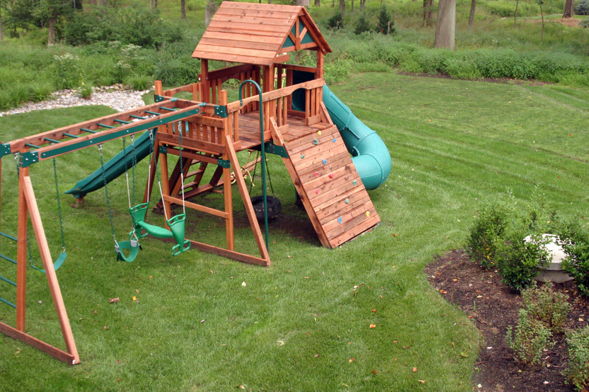 Dřevěný dětský zahradní domek se skluzavkou a prolézačkou