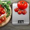 Digitální kuchyňská váha - stříbrná s pozadím