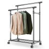 Kovový stojan na oblečenie s kolieskami