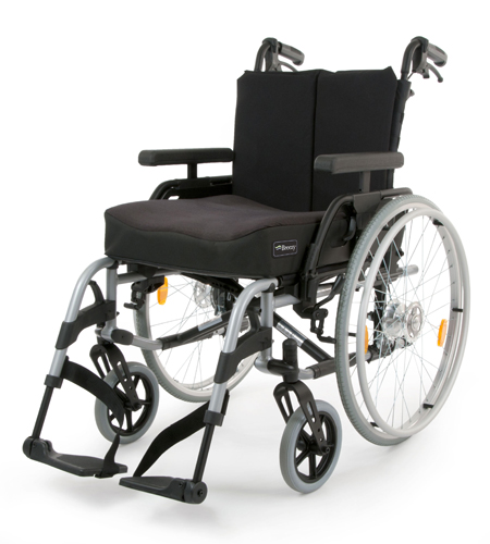 Mechanický invalidní vozík s brzdami pro doprovod