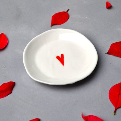 Tnier so srdiečkom S